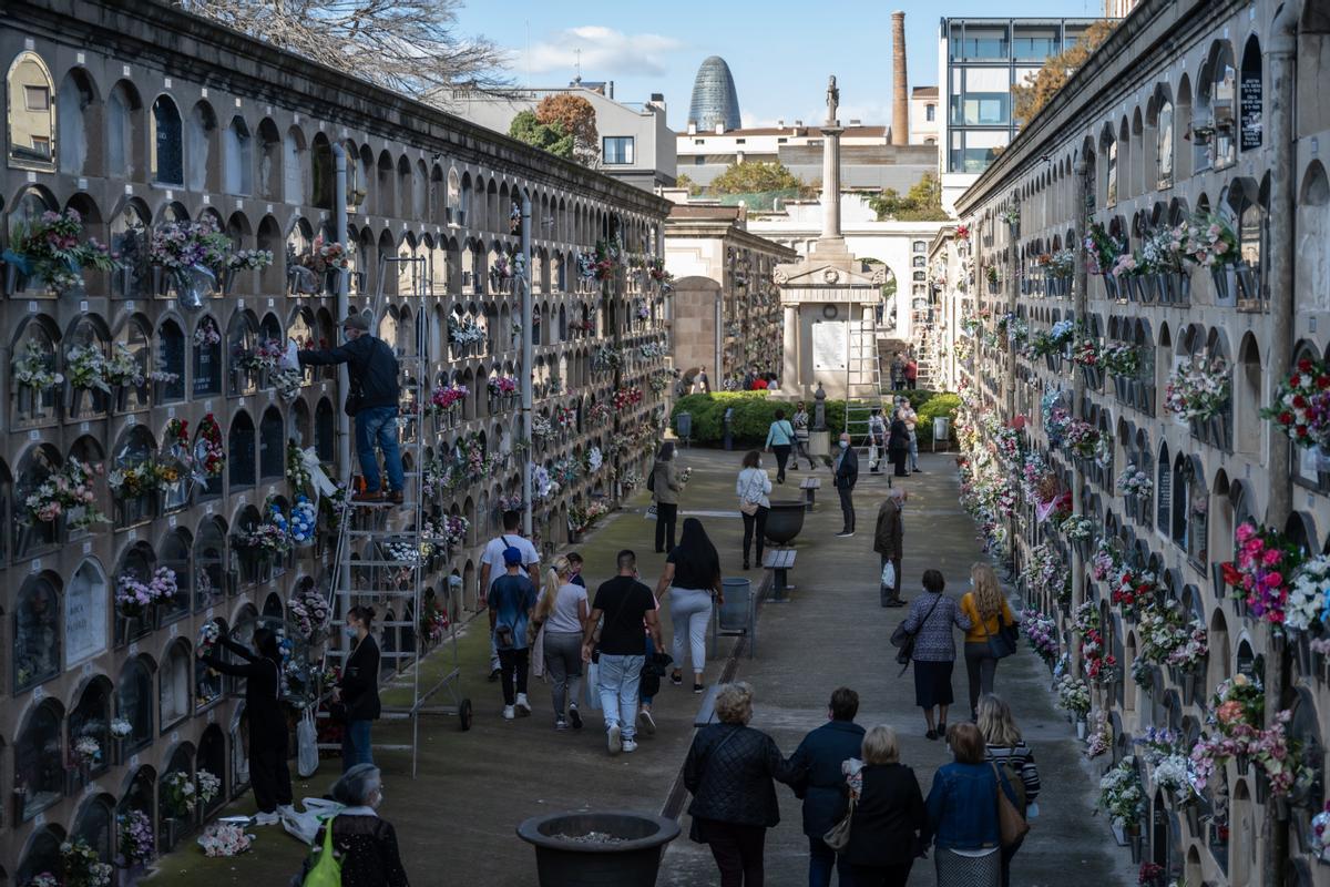 Gran afluencia en el cementerio de Poblenou