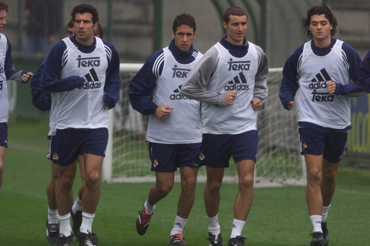 Tote, primero por la derecha, en un entrenamiento con el Real Madrid el 30 de noviembre del 2000.