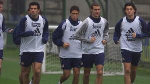 Tote, primero por la derecha, en un entrenamiento con el Real Madrid el 30 de noviembre del 2000.