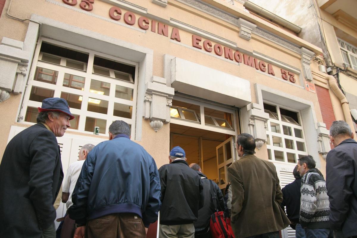 VARIOS USUARIOS HACEN COLA EN LA PUERTA DE LA COCINA ECONOMICA DE A CORUÑA. COCINA. COMIDA. ALIMENTOS. POCOS RECURSOS