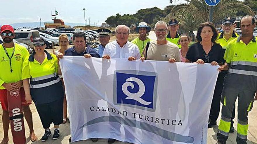 Hissada de la bandera Q de Qualitat a la platja Gran de l&#039;Estartit.