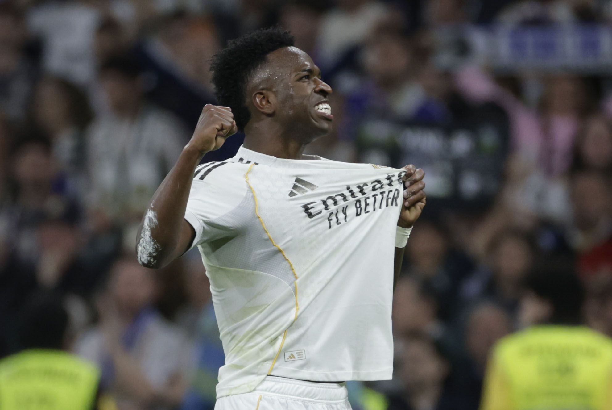 Vinicius evita que el Madrid se desenganche de la Liga en un derbi incendiario