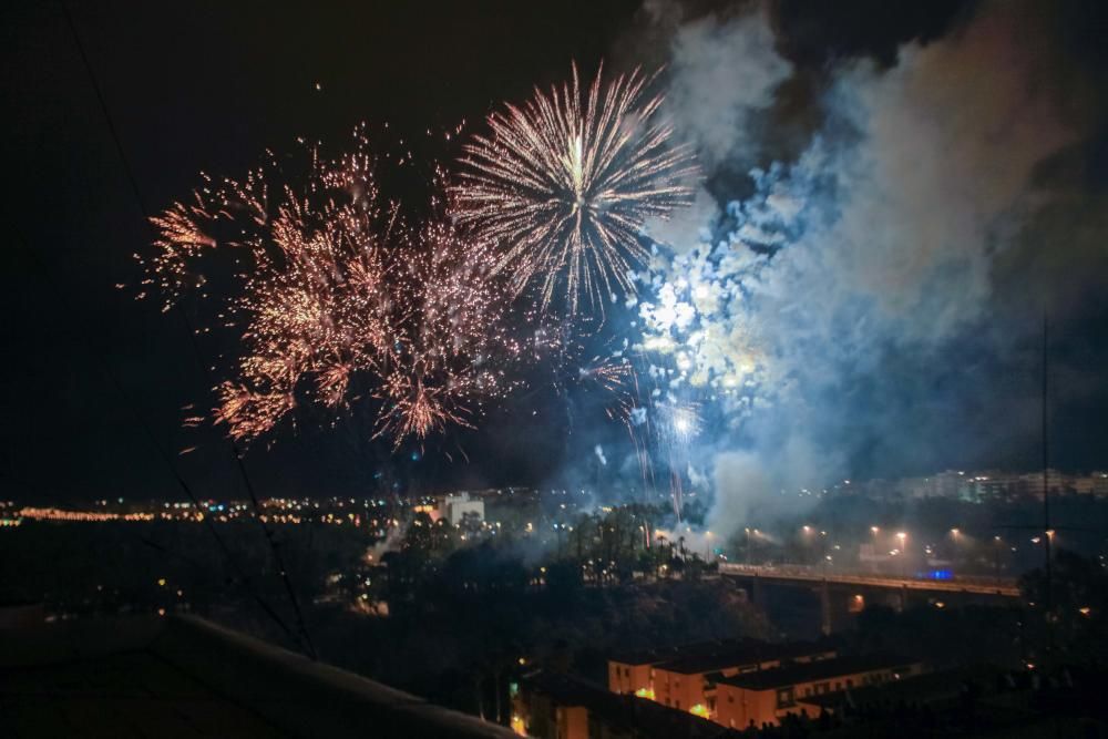 La Palmera de la Virgen ha hecho que la noche se convierta en día, en el cierre de la Nit de l''Albà