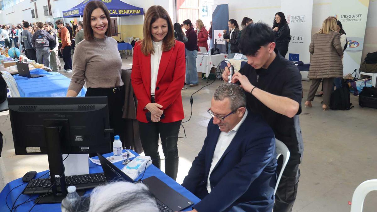El alcalde, muy participativo con los estudiantes en la feria educativa.