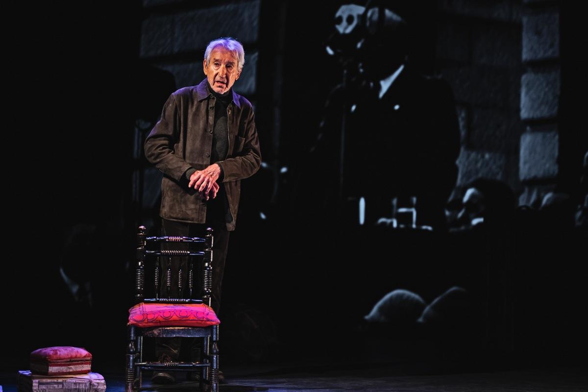 José Sacristán en una escena de la obra de tetaro "El hijo de la cómica".