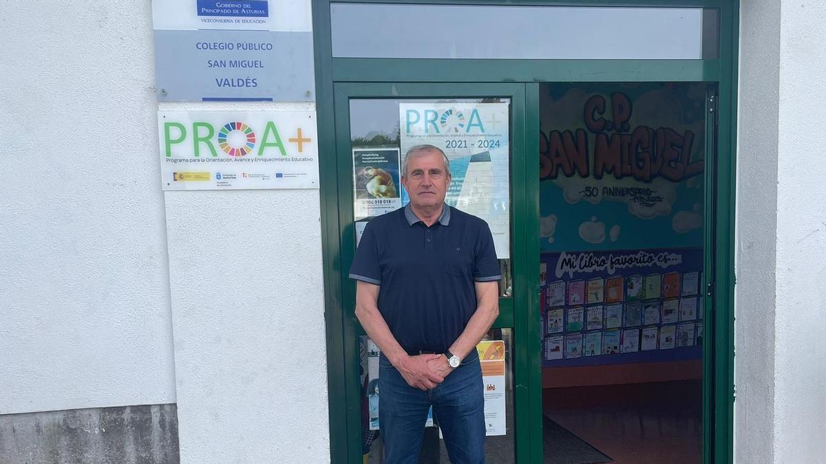 El concejal Carlos Fernández a la puerta del colegio de Trevías.