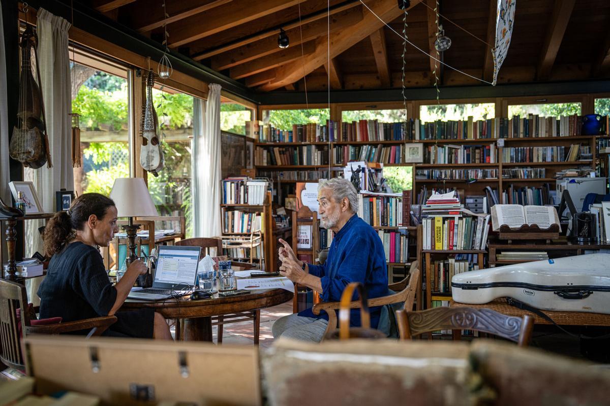 Marta Cervera, redactora de EL PERIÓDICO, y el músico Jordi Savall, durante la entrevista concedida en su domicilio el pasado 6 de agosto.