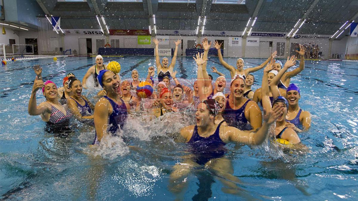 Las futbolistas del Barça se divirtieron en su visita a las waterpolistas del CN Sabadell