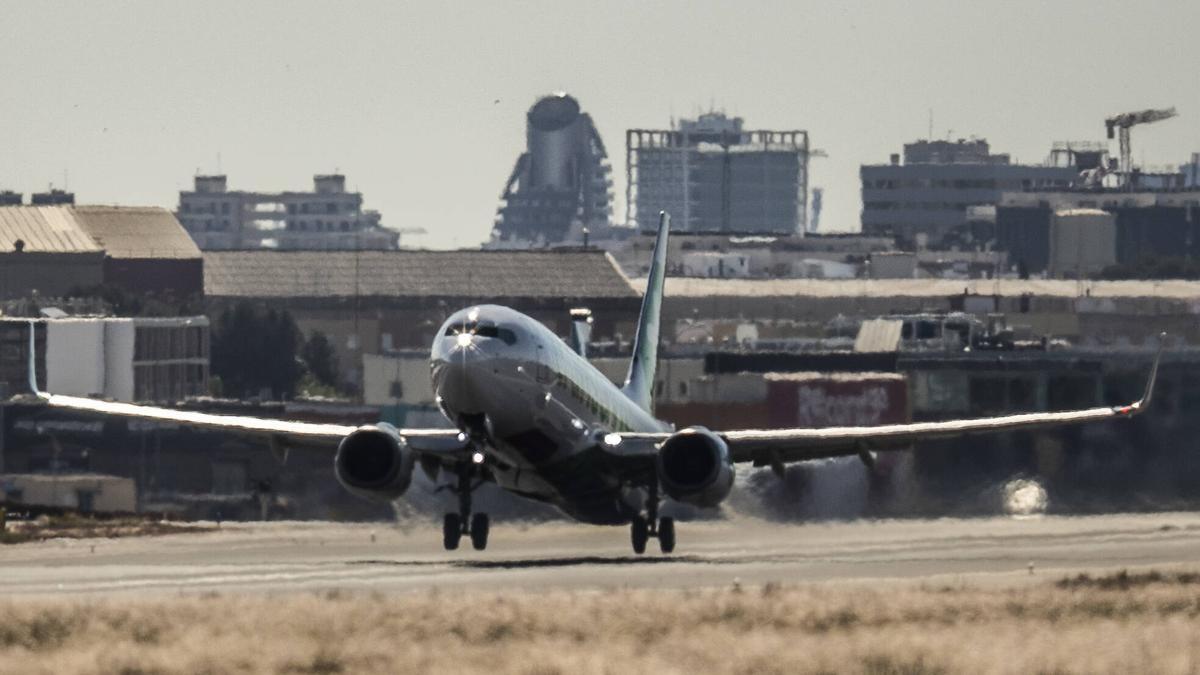 Un avión despega en el aeropuerto de Manises en una imagen de archivo