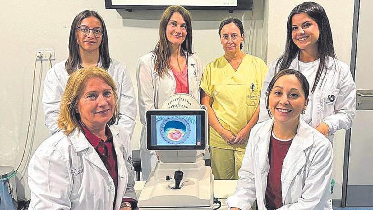 Isabel Lema y Uxía Regueiro (ambas delante), con Tania Alvite, Marta Rodríguez, Miriam Ramallo y Maite López.