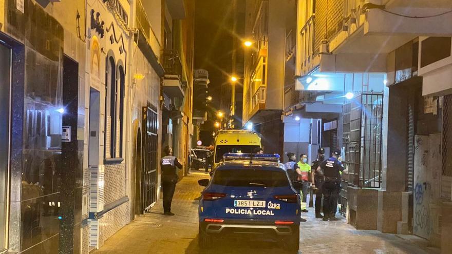 Policía Local, Policía Nacional y ambulancia del SUC, la madrugada de ayer, frente al edificio donde ocurrió el apuñalamiento. | | LP