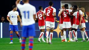 El Arsenal celebra uno de sus goles al Barça.