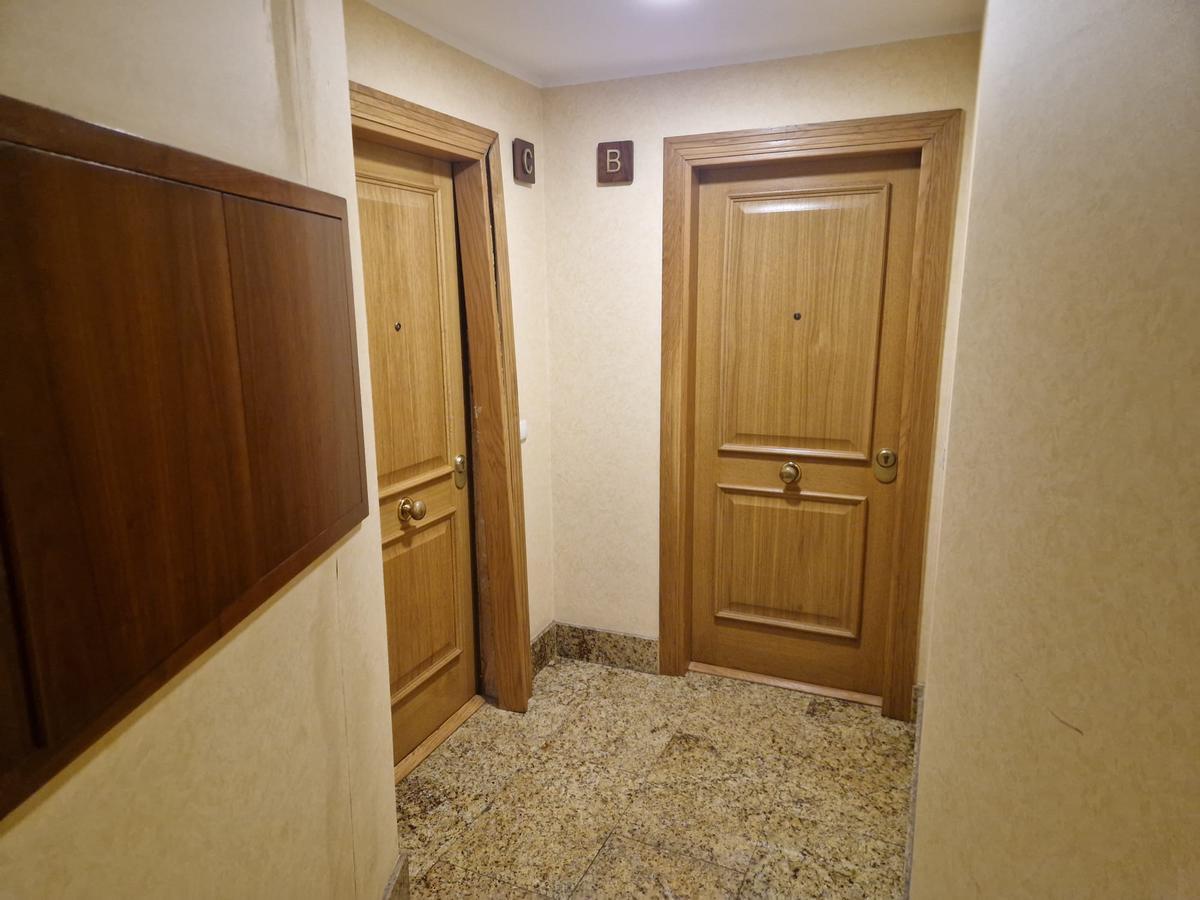 La puerta del piso de la calle Gascona donde se produjo la operación, reventada por los agentes.