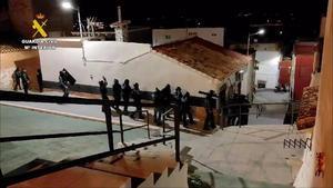 La Guardia Civil en plena operación antidroga en la Ribera Baixa / GUARDIA CIVIL