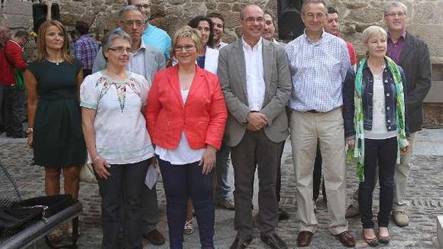 Jorquera, centro, ayer, con los candidatos del BNG por Ourense. / i. osorio