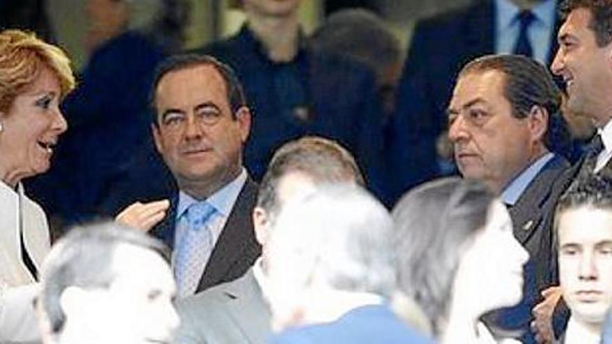 Boluda con políticos en el palco del Bernabéu.