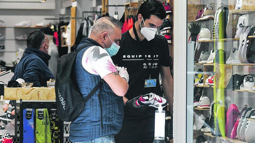 Un cliente en el interior de un comercio que ha reabierto.