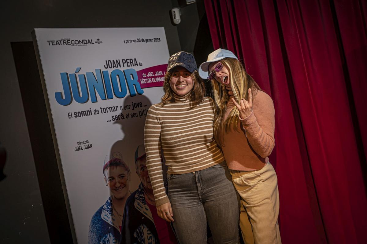 El estreno de Júnior en el Teatre Condal, la nueva comedia protagonizada por Joan Pera, fue divertida desde el primer momento. Nada más llegar a la sala del Paral.lel el público se ambientó en la historia gracias a un fotomatón