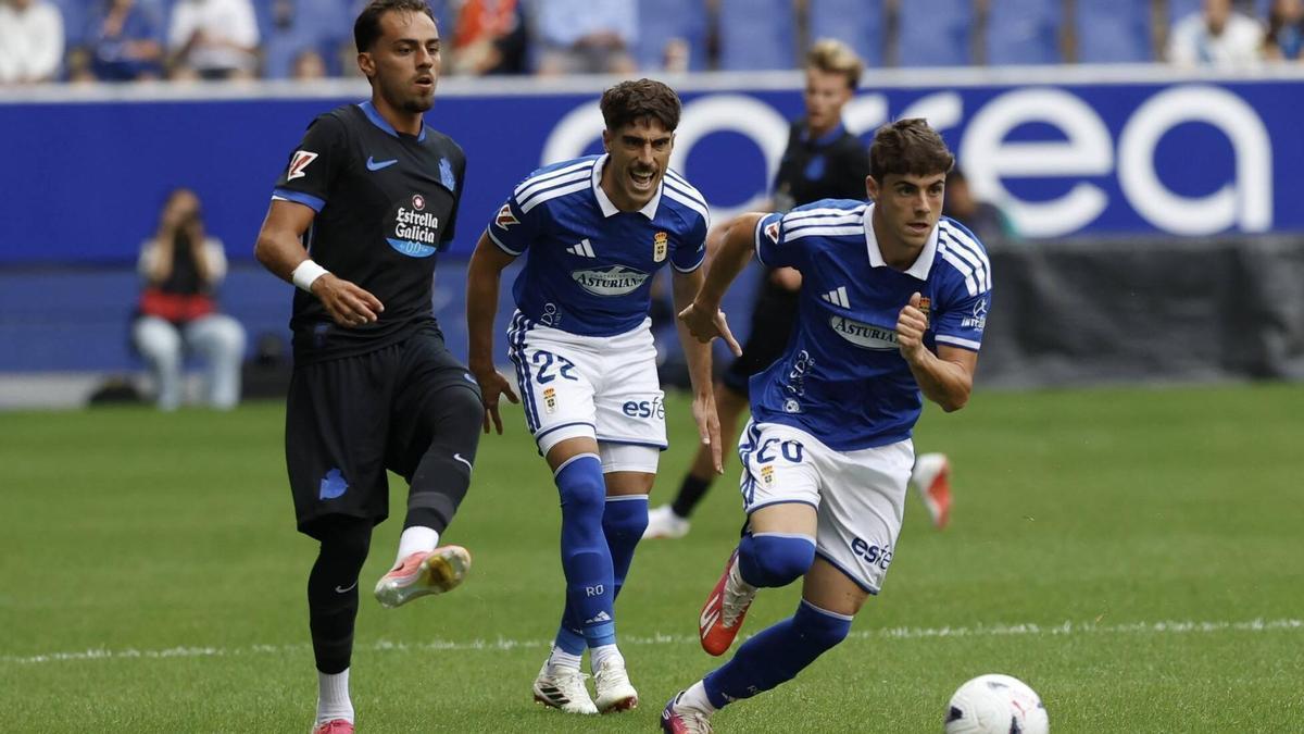 Quagliata da un pase en el amistoso contra el Oviedo en el Carlos Tartiere.