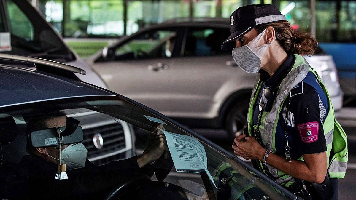 Los controles, con las primeras multas, se producían ayer en los accesos y salidas de las zonas confinadas en Madrid.