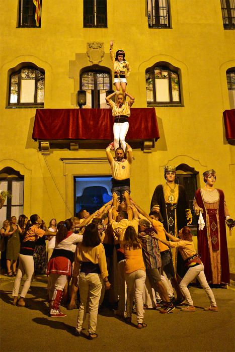 Actuació de la colla castellera Salats durant l'acte d'inici de la Festa Major, al davant de la Casa de la Vila.