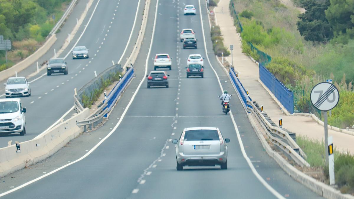 Tramo de la N-332, en Orihuela Costa, con la señal de fin de la prohibición