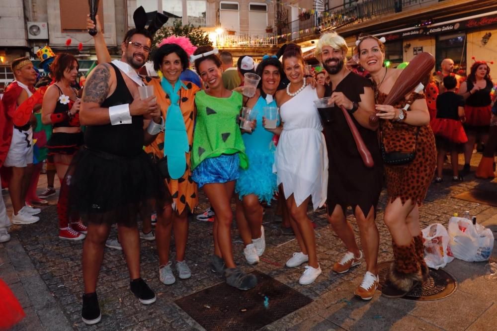 El Carnaval de verano colorea Redondela con miles de disfraces.