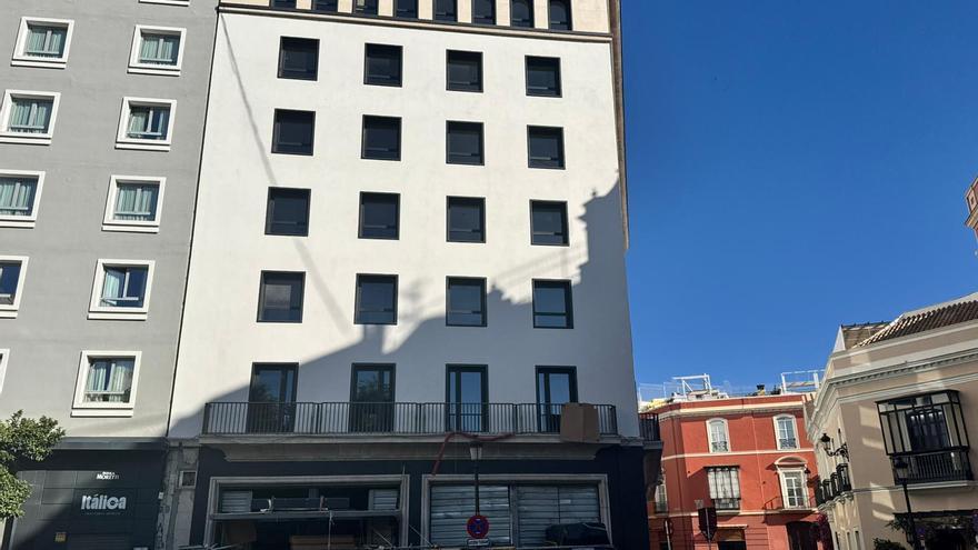 El antiguo edificio de CCOO en la Plaza del Duque ya enseña su nueva cara: el hotel de 4 estrellas abrirá en 2026