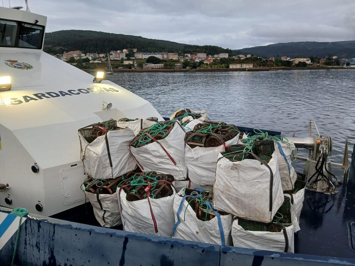 Algunas de las nasas interceptadas por la embarcación «Mar de Galicia».
