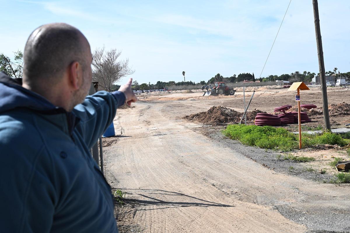 Los vecinos ya no saben qué hacer para que se detenga la construcción de macrocampas en el entorno del aeropuerto de Alicante-Elche