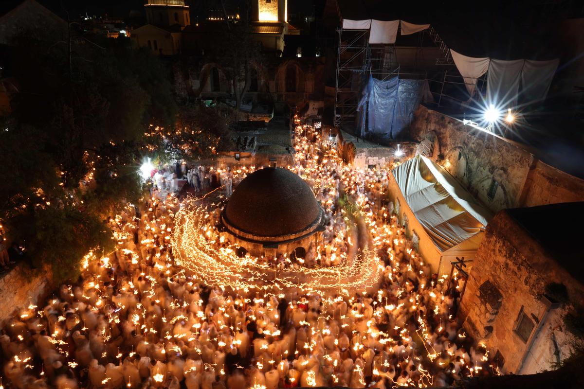 Cristianos ortodoxos celebran “Fuego Sagrado” en Jerusalén. eregrinos cristianos ortodoxos sostienen velas durante la ceremonia del Fuego Sagrado, un día antes de la Pascua ortodoxa, el sábado 15 de abril de 2023 en la Iglesia del Santo Sepulcro en la Ciudad Vieja de Jerusalén, donde muchos cristianos creen que Jesús fue crucificado y enterrado antes de resucitar.