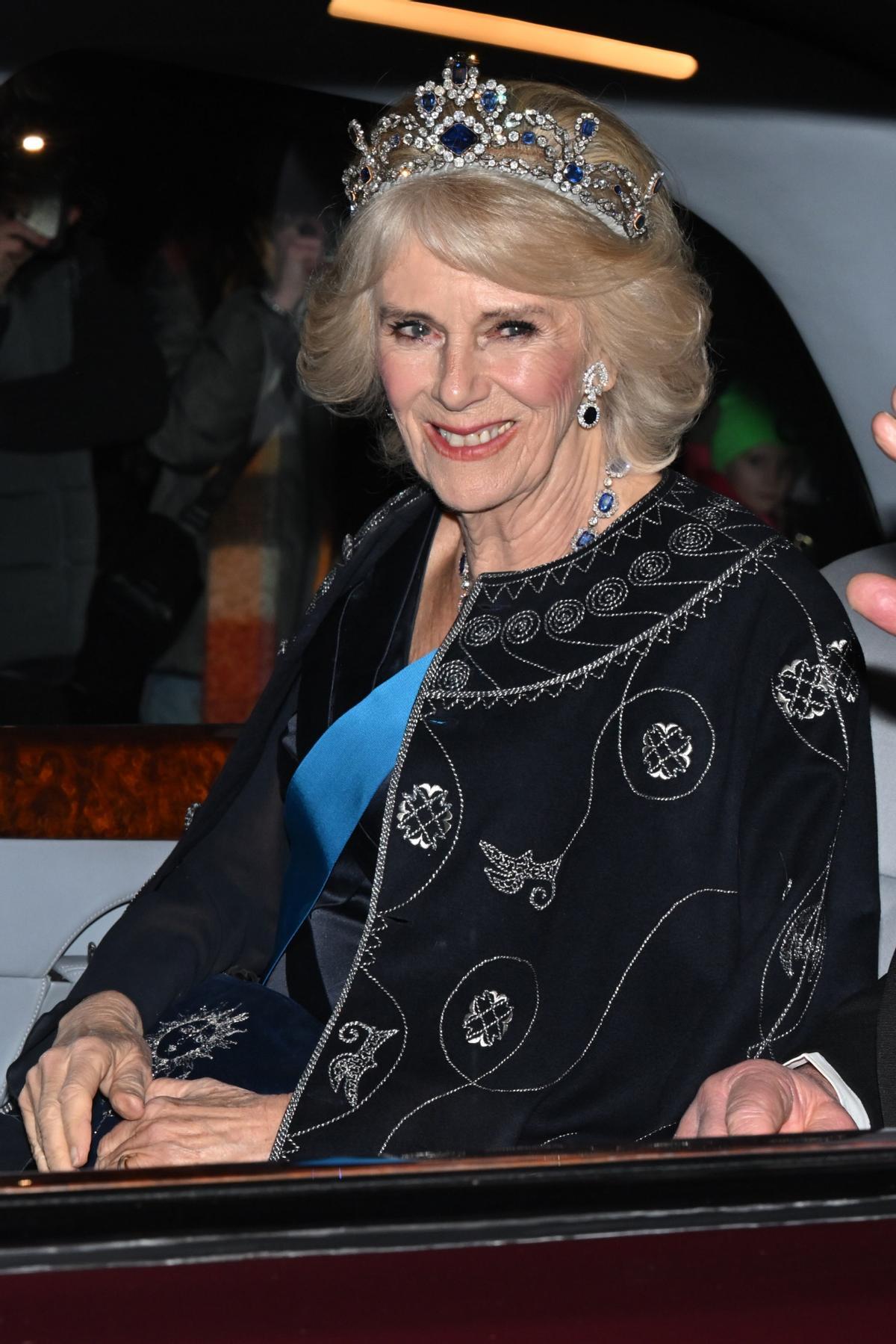 La reina Camilla sorprende luciendo una túnica que pertenece a Carlos III