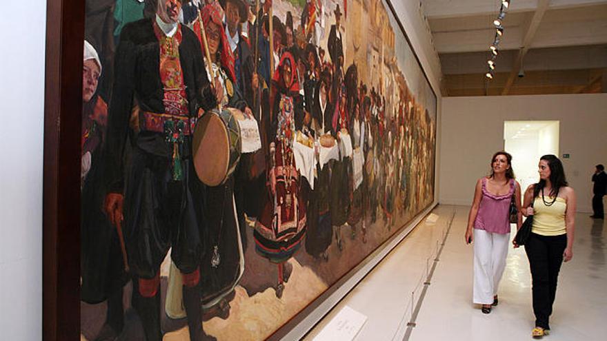 Dos visitantes contemplan la obra de Joaquín Sorolla.