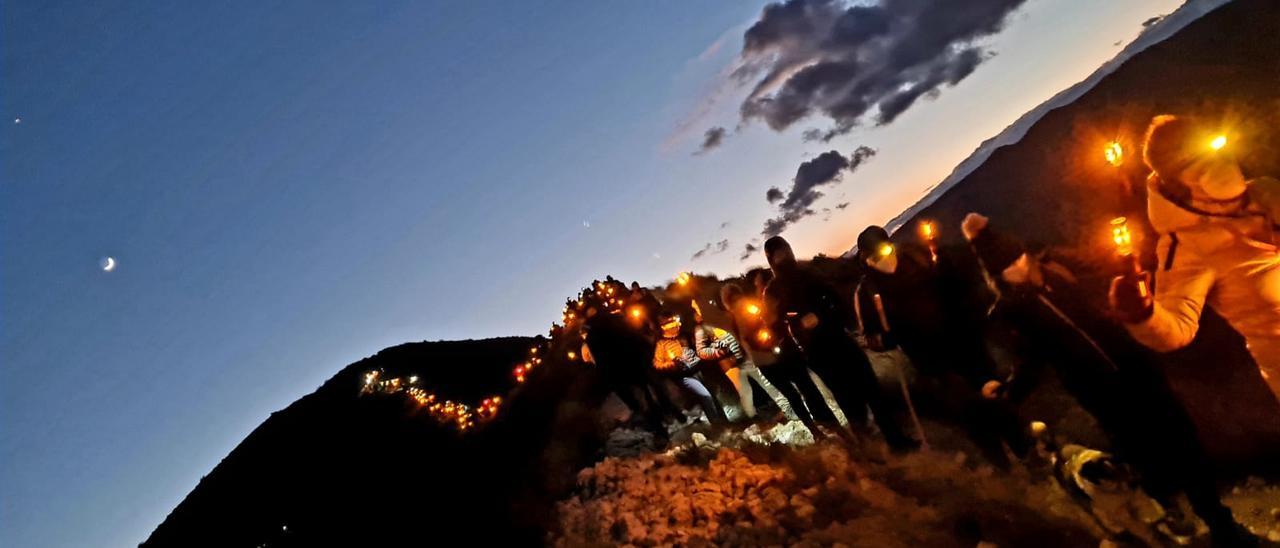 La Bajada de las Antorchas del monte Bolón de Elda en esta mágica tarde.