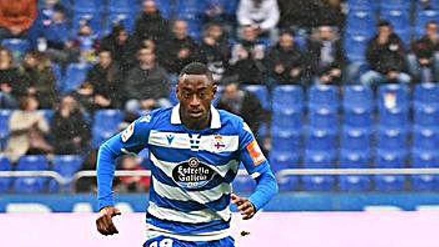 Mujaid conduce el balón en el partido disputado contra el Elche en Riazor.