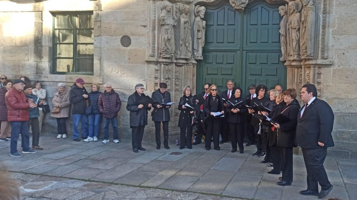El Coro Santa Susana  con Marcos Mato (a la derecha) en la dirección, en el Obradoiro.