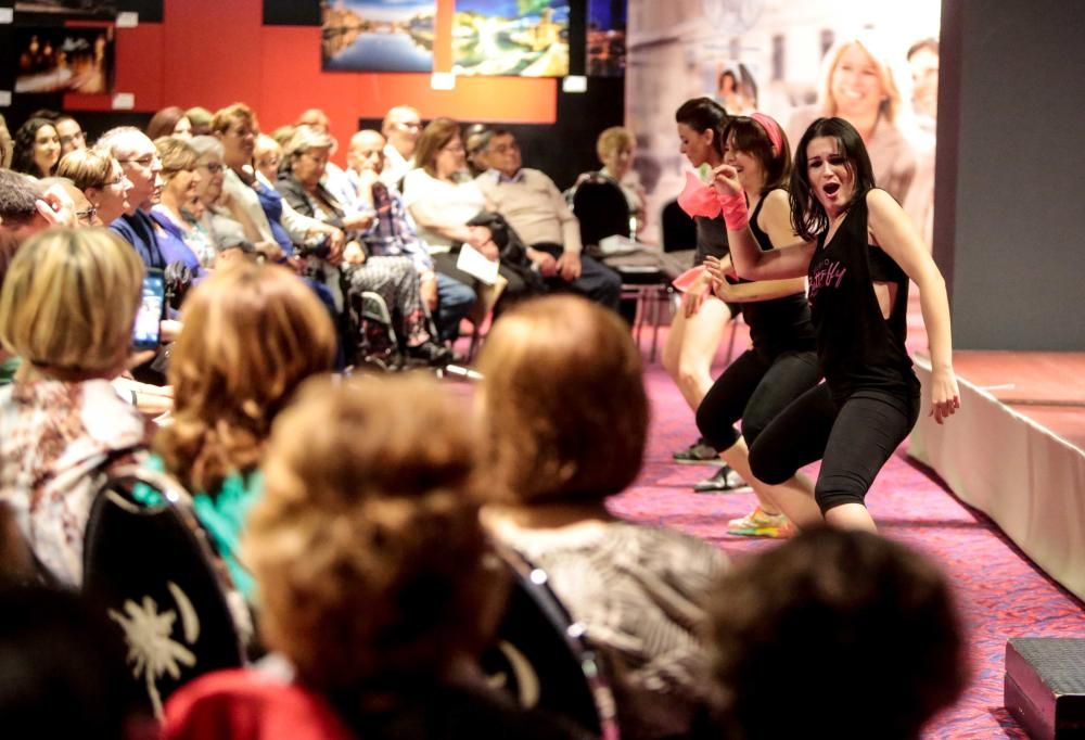 Lleno en el desfile benéfico en beneficio de las mujeres con cáncer de mama