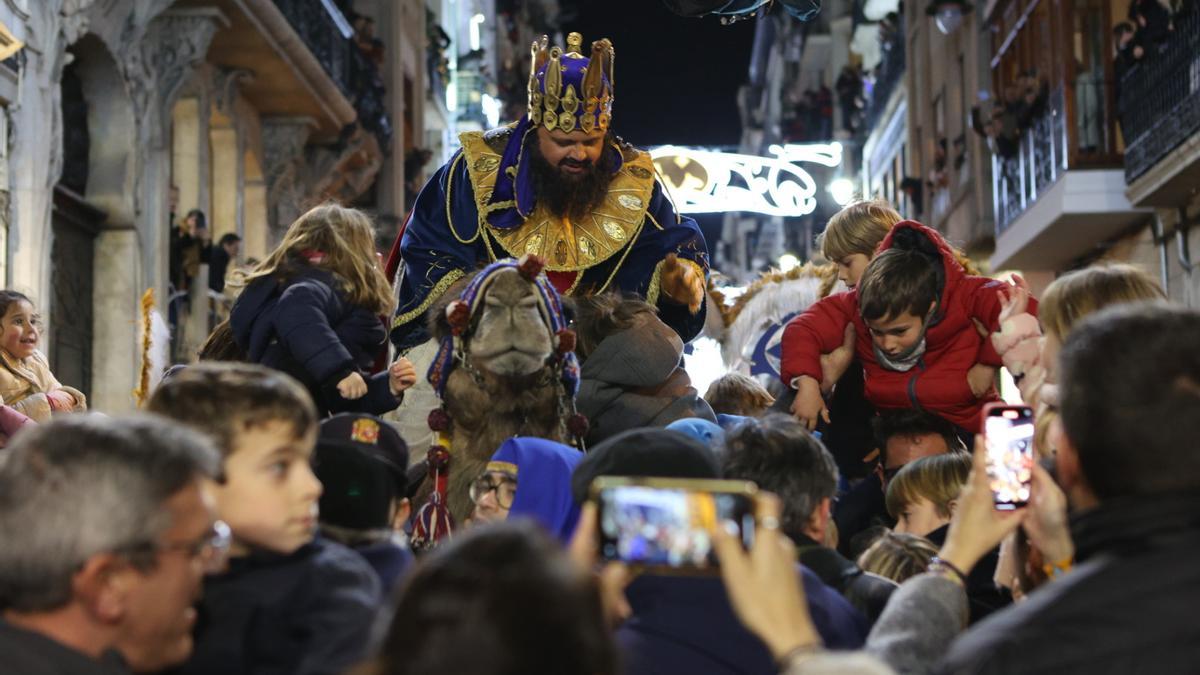 Una multitud durante la Cabalgata de Reyes Magos de Alcoy este 5 de enero.