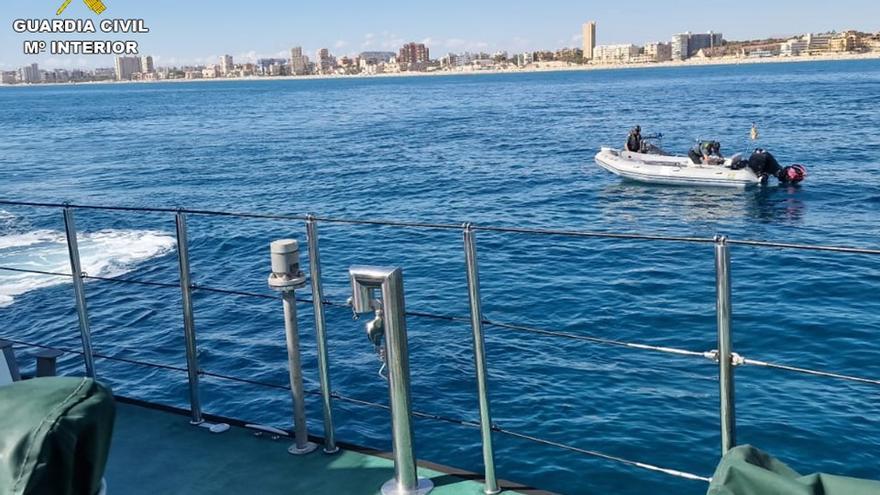 La Guardia Civil en la playa de Muchavista con la lancha.