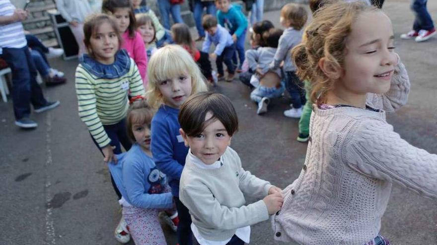 Un grupo de niños de la parroquia disfruta de los juegos infantiles.