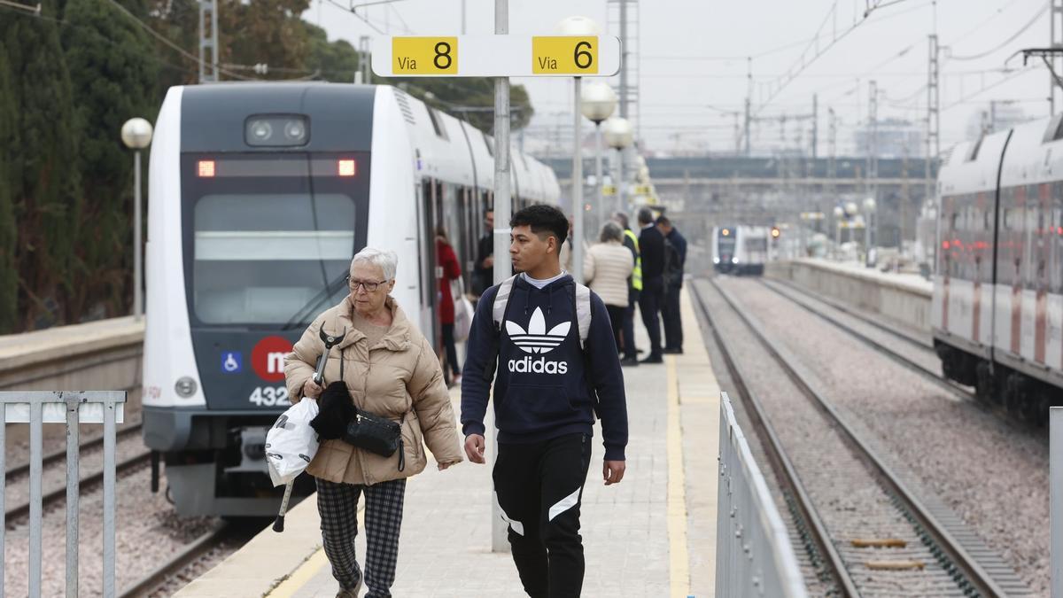 Usuarios de Metrovalencia en el andén de la estación Valencia Sud rehabilitada este martes.