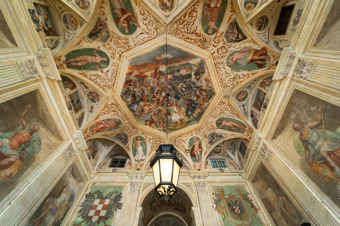 Un Airbnb en Italia con frescos en el techo como la Capilla Sixtina