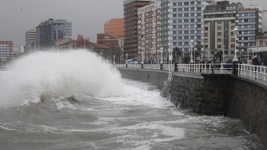 El oleaje sigue azotando la costa de Gijón (en imágenes)