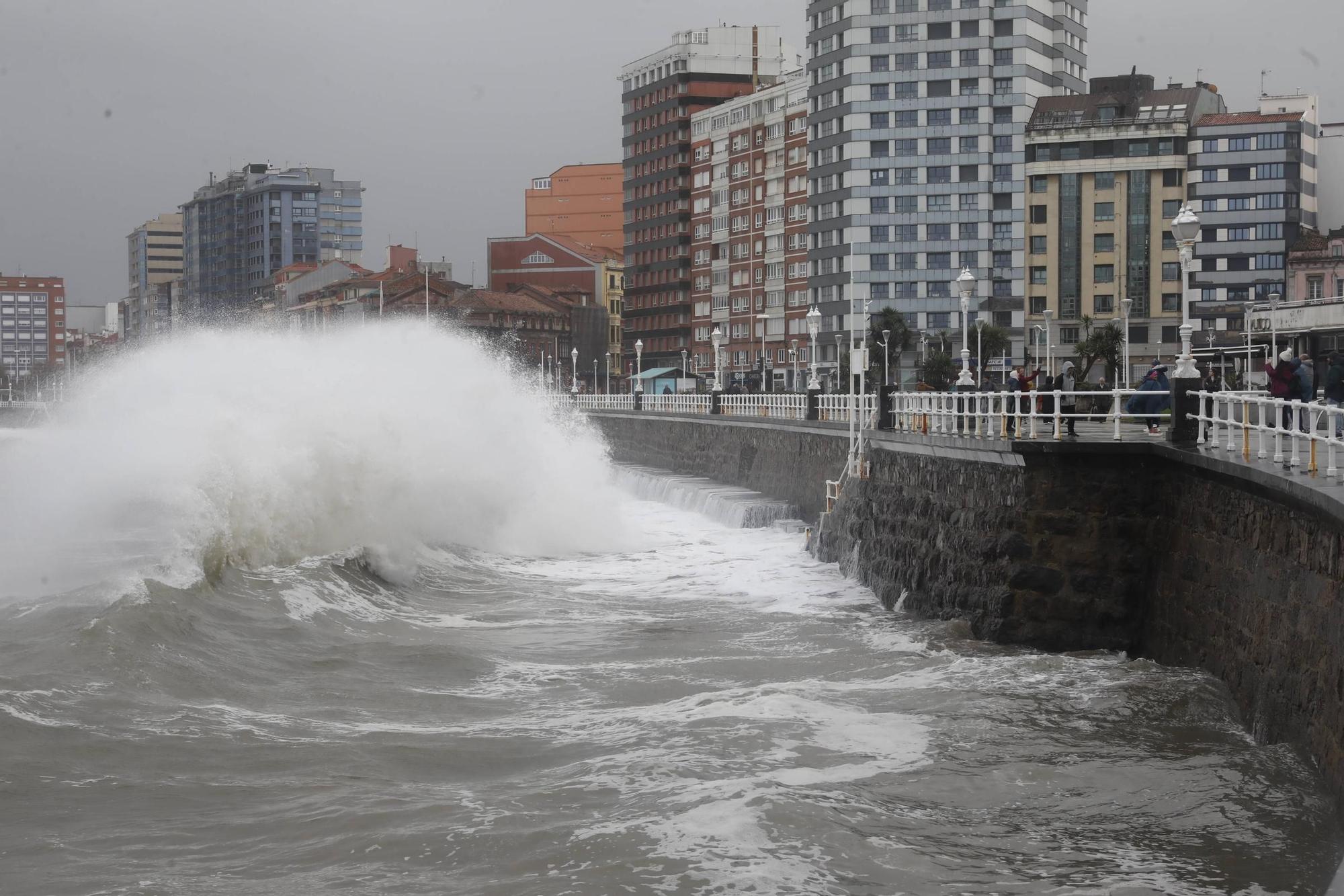 El oleaje sigue azotando la costa de Gijón (en imágenes)