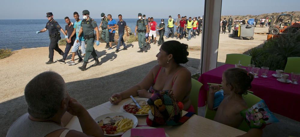 Llega a Tabarca un centenar de inmigrantes en cuatro pateras