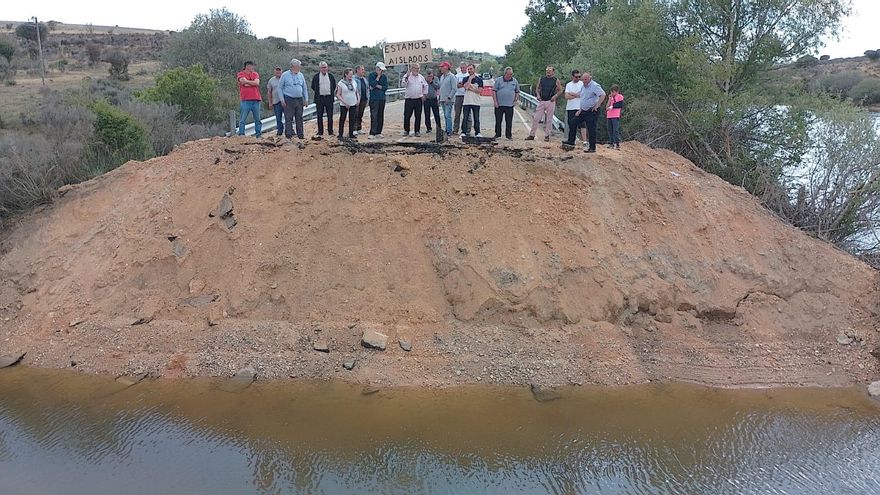 El PSOE reclama la reparación de la carretera hundida en Villardeciervos