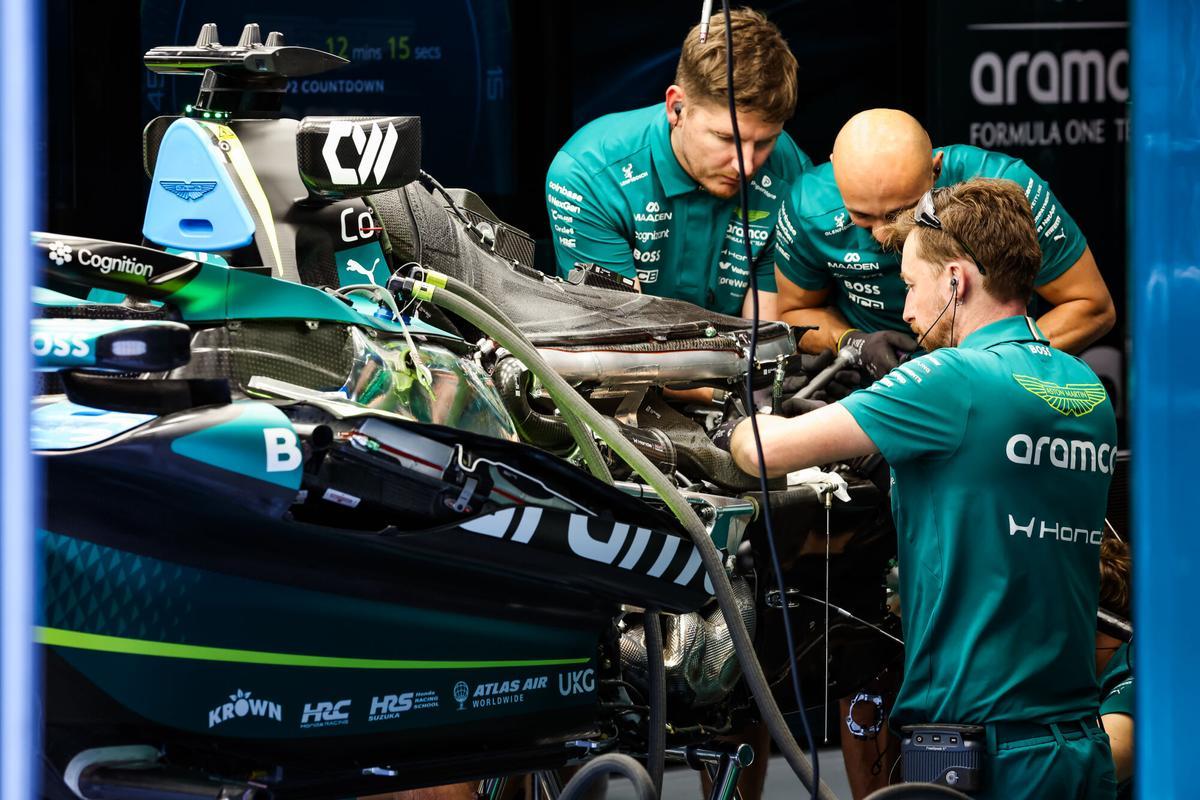 Aston Martin F1 Team Honda AMR26, mechanical detail of engine power unit mechanics working on suspensions during the Formula 1 Hungarian Grand Prix 2026, 11th round of the 2026 Formula One World Championship from July 24 to 26, 2026 on the Hungaroring, in Mogyorod near Budapest, Hungary - Photo Florent Gooden / DPPI AFP7 24/07/2026 ONLY FOR USE IN SPAIN