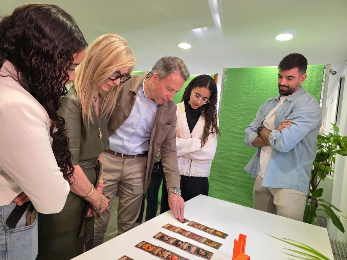Fulgencio Gil y Carmen Menduiña durante una visita a la exposición.