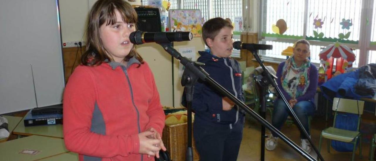 Lucía Rodríguez y Sergio Méndez, cantando en la escuela.