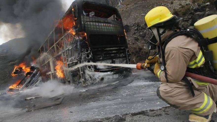 Seis muertos y 45 heridos en el incendio de un autobús en Perú